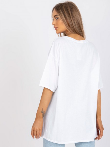 Balti marškinėliai su spalvinga aplikacija